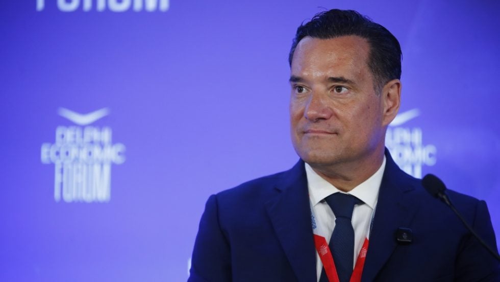 Ειρωνείες Γεωργιάδη από το Φόρουμ των Δελφών: «Όσο μας επιτρέπει η κυρία Κοβέσι, έχουμε ακόμη δημοκρατία»